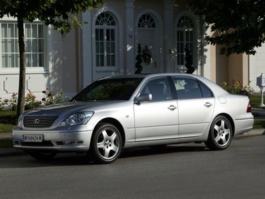 Lexus LS ثالثاً فيس ليفت، سيدان — منظر أمامي أيمن