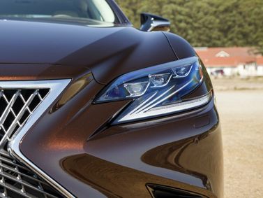 Lexus LS V، سيدان — المصباح الأمامي