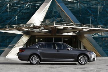 Lexus LS عملية فيس ليفت IV 2، سيدان Long — منظر من الجانب الأيسر