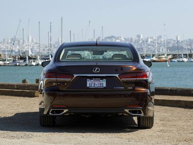 Lexus LS V، سيدان — منظر خلفي