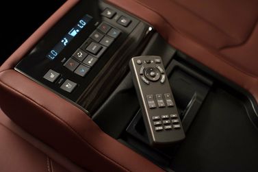 Lexus LX ثالثاً فيس ليفت 2، دفع رباعي 5 أبواب — الكونسول الوسطي