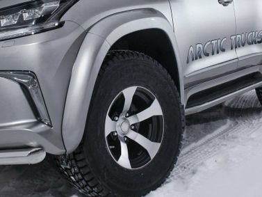 Lexus LX ثالثاً فيس ليفت 2، دفع رباعي 5 أبواب Arctic Trucks — الجزء الأمامي من السيارة عن قرب