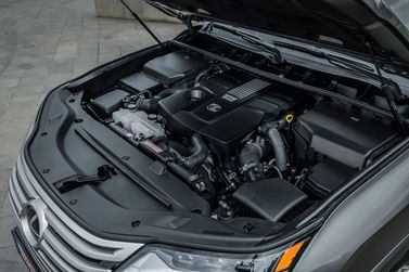 Lexus LX رابعاً، دفع رباعي 5 أبواب — حجرة المحرك