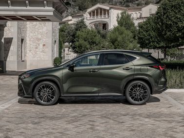 Lexus NX ثانياً، دفع رباعي 5 أبواب — منظر من الجانب الأيسر