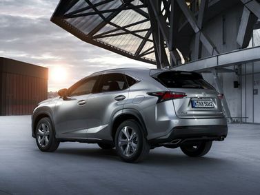 Lexus NX I، دفع رباعي 5 أبواب — منظر خلفي أيمن