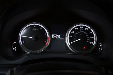 Lexus RC I، كوبيه — لوحة العدادات