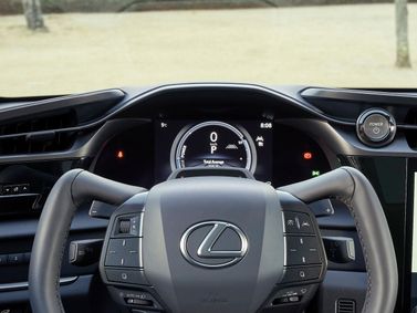 Lexus RZ، دفع رباعي 5 أبواب — لوحة العدادات