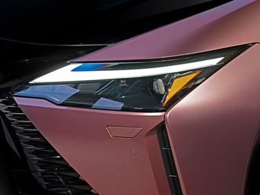 Lexus RZ، دفع رباعي 5 أبواب — المصباح الأمامي