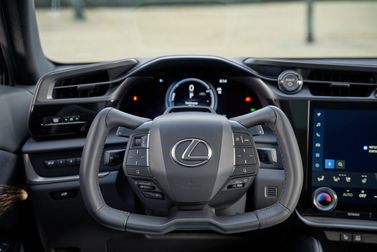 Lexus RZ، دفع رباعي 5 أبواب — عجلة القيادة