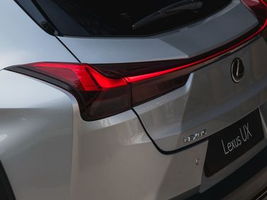 Lexus UX I، دفع رباعي 5 أبواب — الجزء الخلفي من السيارة عن قرب