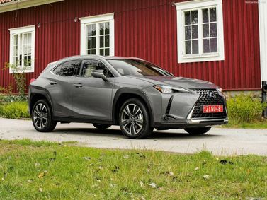 Lexus UX I، دفع رباعي 5 أبواب — منظر أمامي أيمن