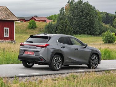 Lexus UX I، دفع رباعي 5 أبواب — منظر خلفي أيمن