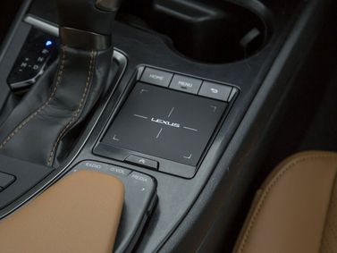 Lexus UX I، دفع رباعي 5 أبواب — الكونسول الوسطي