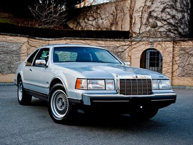 Lincoln Mark VII، كوبيه — منظر أمامي أيسر
