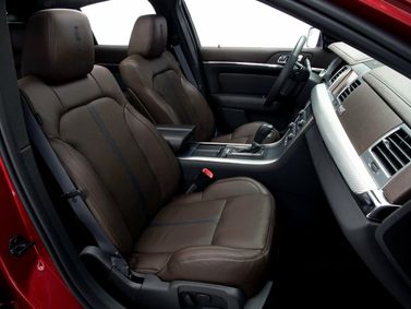 Lincoln MKS I, Седан — передние сиденья