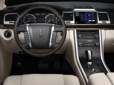Lincoln MKS I, Седан — место водителя