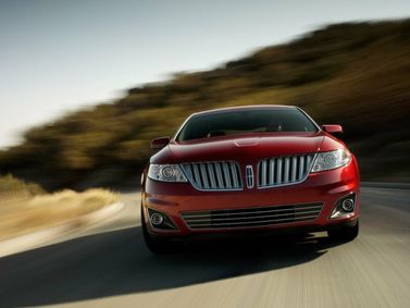 Lincoln MKS I, Седан — вид спереди
