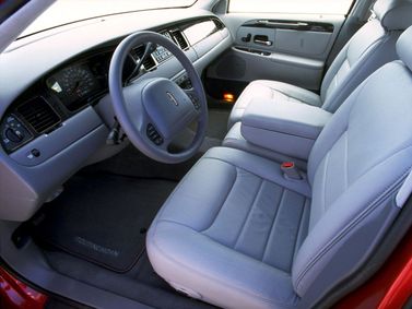 Lincoln Town Car ثالثاً، سيدان — منطقة السائق