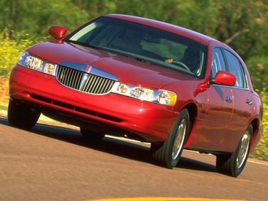 Lincoln Town Car ثالثاً، سيدان — منظر أمامي أيمن