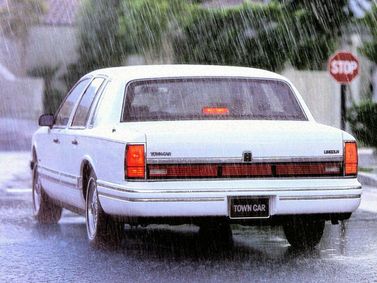 Lincoln Town Car II, Седан — вид сзади слева