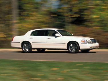 Lincoln Town Car ثالثاً فيس ليفت، سيدان — منظر من الجانب الأيسر