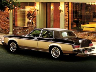 Lincoln Versailles, Седан — вид сзади в три четверти