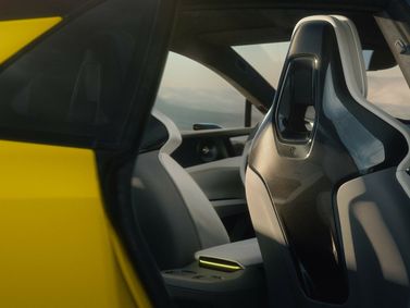 Lotus Emeya, Лифтбэк — передние сиденья
