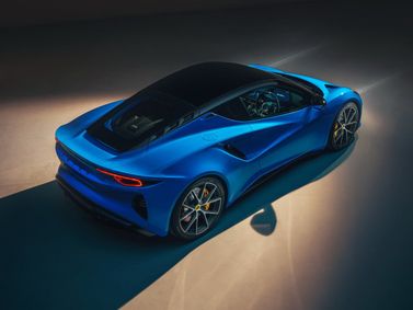 Lotus Emira, Купе — вид сзади в три четверти