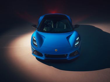 Lotus Emira, Купе — вид спереди