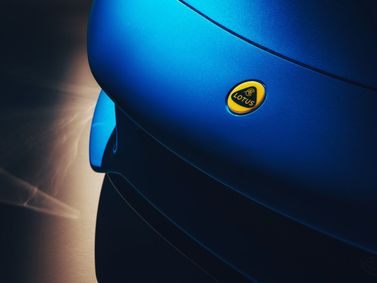 Lotus Emira, Купе — эмблема и обозначение модели