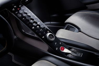 Lotus Evija, Купе — центральная консоль