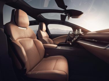 Lucid Gravity، دفع رباعي 5 أبواب — المقاعد الأمامية