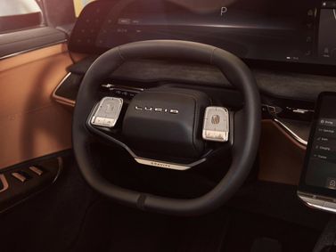 Lucid Gravity، دفع رباعي 5 أبواب — عجلة القيادة