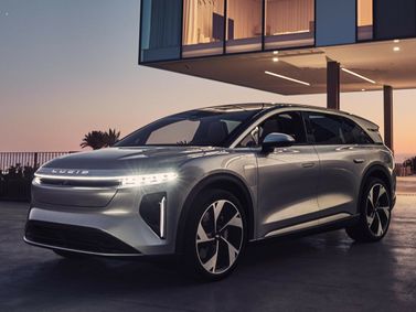 Lucid Gravity، دفع رباعي 5 أبواب — منظر أمامي بزاوية ثلاثة أرباع