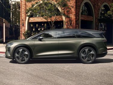 Lucid Gravity، دفع رباعي 5 أبواب — منظر من الجانب الأيسر