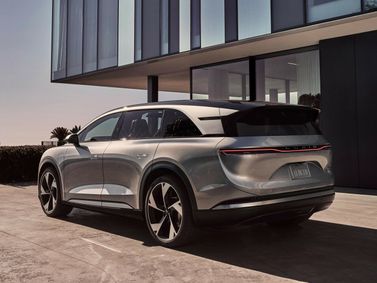Lucid Gravity، دفع رباعي 5 أبواب — منظر خلفي بزاوية ثلاثة أرباع