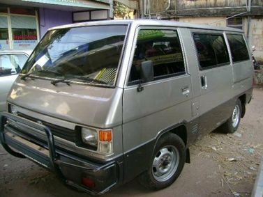 Mahindra Voyager, Компактвэн — вид спереди справа