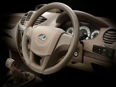 Mahindra Xylo، فان مدمج — منطقة السائق