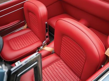 Maserati 3500 GT، قابلة للتحويل Spyder — المقاعد الأمامية