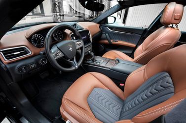 Maserati Ghibli ثالثاً فيس ليفت 2، سيدان — منطقة السائق
