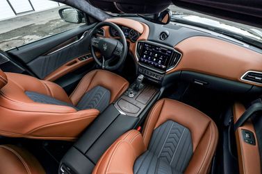 Maserati Ghibli ثالثاً فيس ليفت 2، سيدان — منظر عام للمقصورة