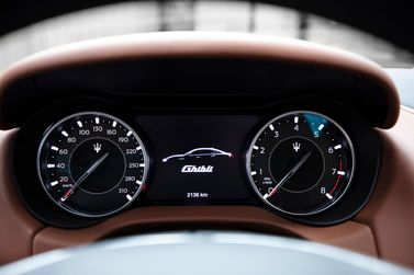 Maserati Ghibli ثالثاً فيس ليفت 2، سيدان — لوحة العدادات