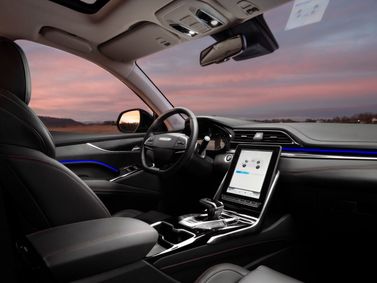 Maxus EUNIQ 6, Внедорожник 5 дв. — место водителя