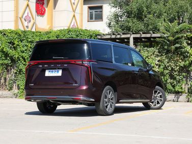 Maxus G90, Минивэн — вид сзади в три четверти