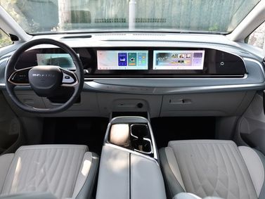 Maxus G90, Минивэн — передняя панель