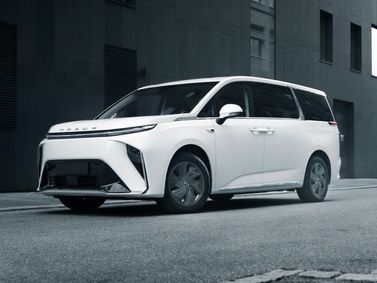 Maxus MIFA 9، ميني فان — منظر أمامي بزاوية ثلاثة أرباع