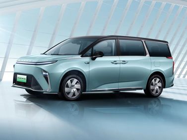 Maxus MIFA 9، ميني فان — منظر أمامي بزاوية ثلاثة أرباع