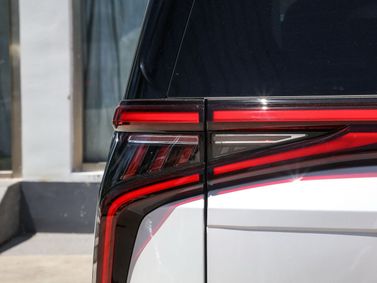 Maxus MIFA 9، ميني فان — المصباح الخلفي