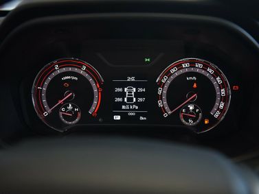 Maxus T70 II, Пикап двойная кабина — панель приборов