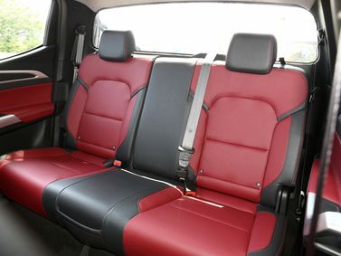 Maxus T70 II, Пикап двойная кабина — задние сиденья